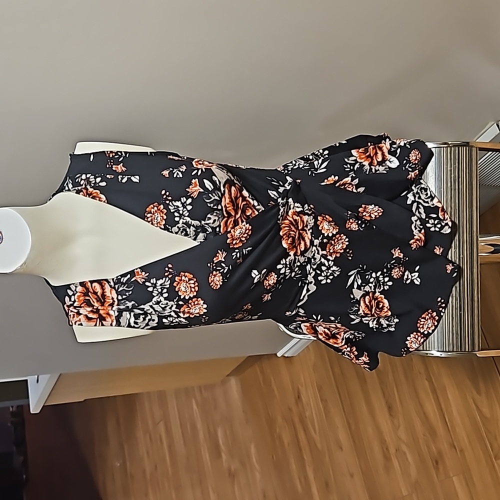 π£ Black Floral Tank